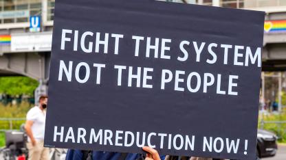Titelbild zur Meldung zum Alternativen Drogen- und Suchtbericht 2024, Text: Fight the system, not the people. Harm Reduction now!