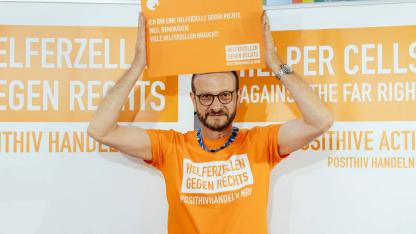 Foto von Gottfried Dunkel mit Materialien der Kampagne 