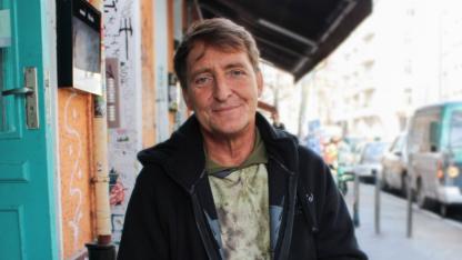 Dirk Schäffer in einem Straßencafé