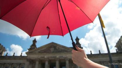 Roter Schirm über Reichstag