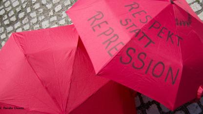 rote Regenschirme als Zeichen der Sexarbeiter*innenbewegung