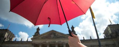 Roter Schirm über Reichstag